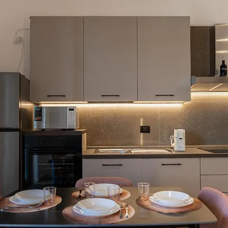Maison Caterina - Elegant Near Apartament Bari